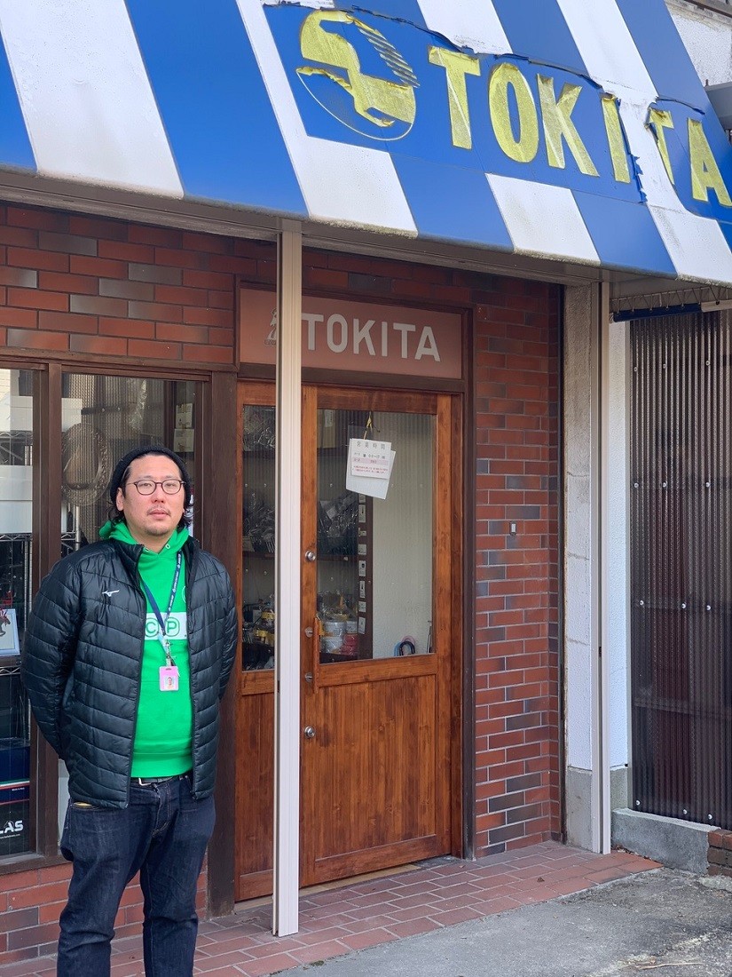 武豊ら栗東ジョッキーをはじめ、短期免許で来日した外国人ジョッキーへの馬具販売も行う（株）時田の浅田さん。
