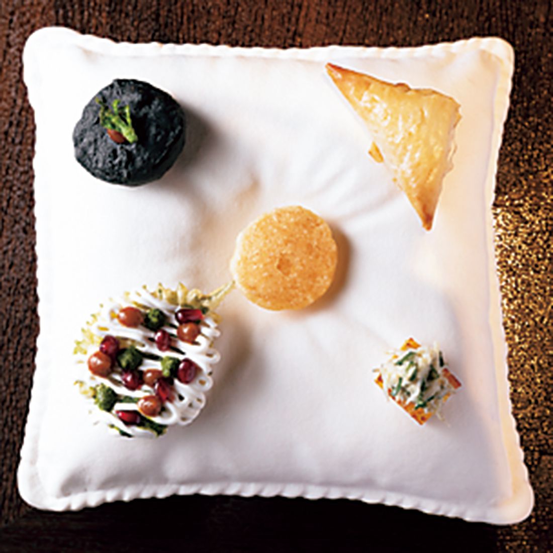 シソの天ぷらにタマリンドのチャツネとザクロをのせたものは「チャート」という屋台料理がベース。