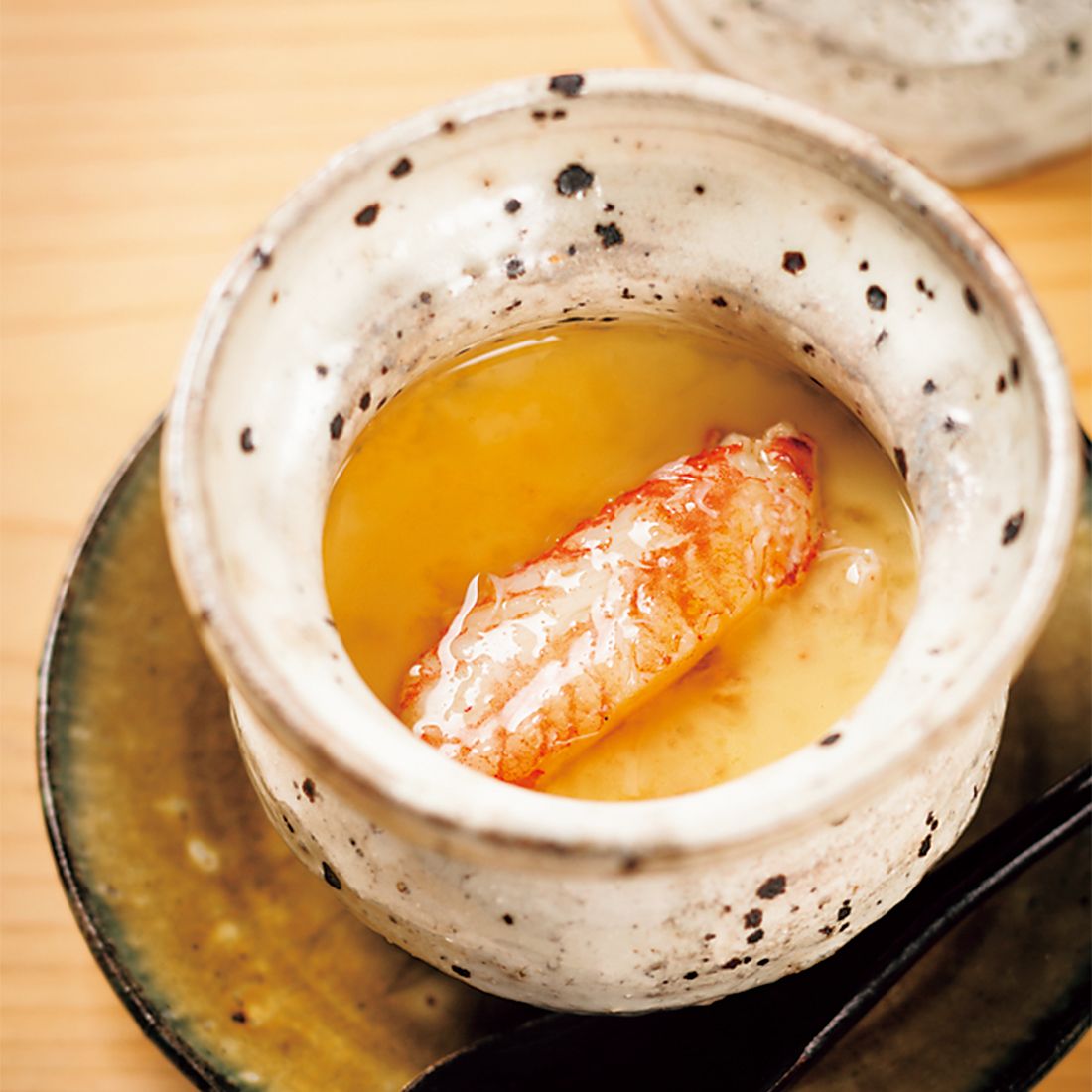 毛蟹のビスクを漉したエッセンスを卵白と合わせて茶碗蒸しに。