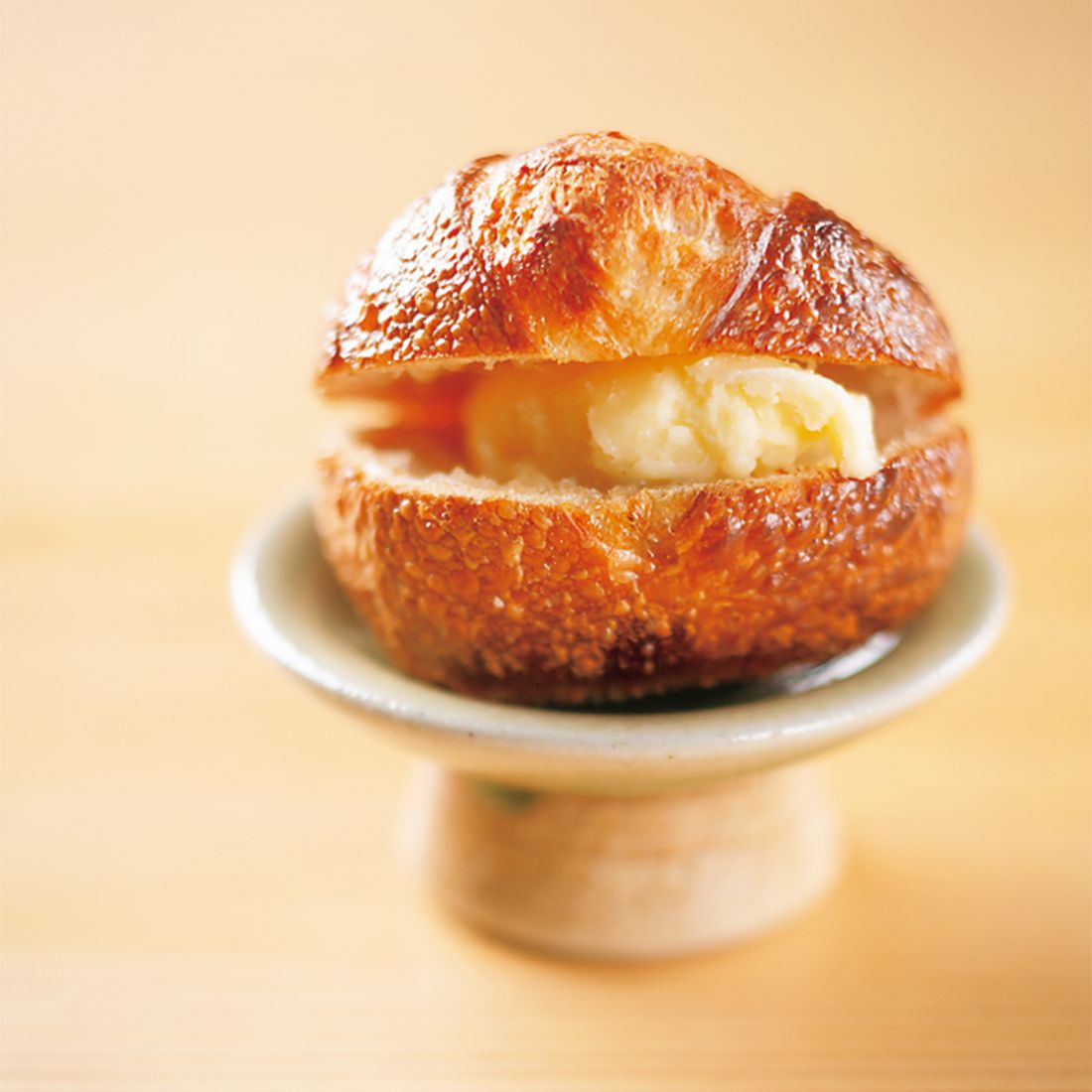 北海道から届く生クリームを振って作るバターとその乳清を使ったパン。