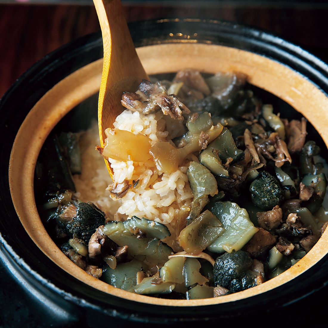 土鍋の炊き立てご飯にスッポンを混ぜて仕上げる〆の食事。