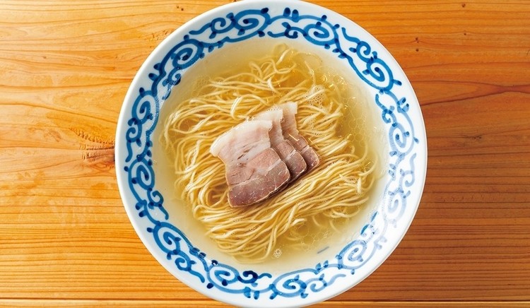 目を疑うほど透明な豚骨スープに、トッピングは茹で豚のみ。胃もたれしにくいあっさりとした味わいは女性にも大人気。