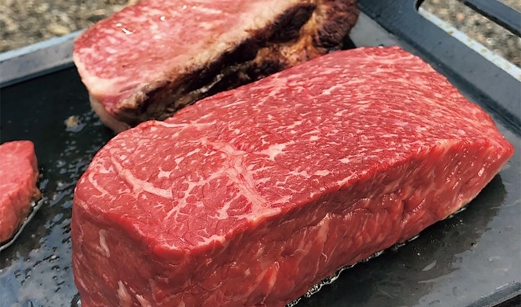 内もものブロック肉。霜降りは通常の和牛の1/3ほどに抑えているが柔らかく、しっかりと肉の味が感じられる。