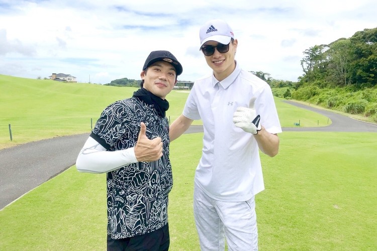 小澤さんの影響で最近ゴルフを始めたという劇団EXILEの後輩・鈴木伸之さんと。