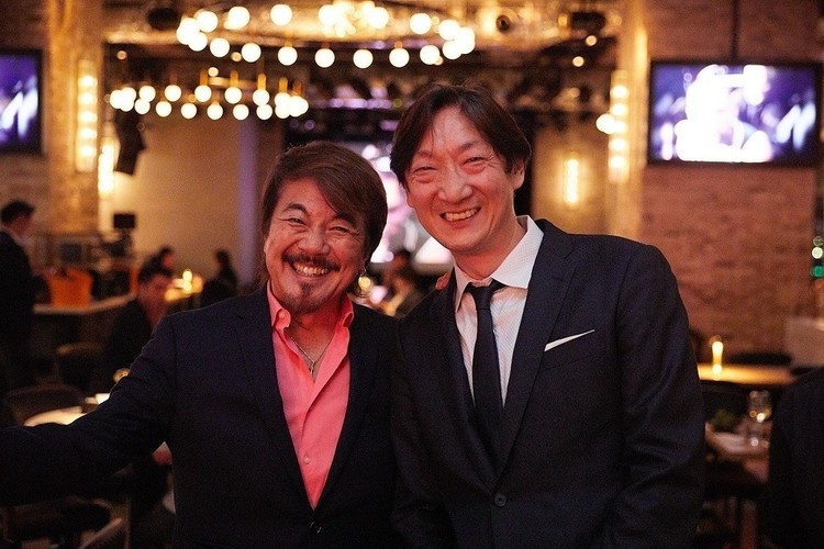 LDH kitchen THE TOKYO HANEDAのゼネラルマネージャーを兼任する佐野健二さん（左）と、LDH kitchen代表取締役CEOの鈴木裕之さん（右）。