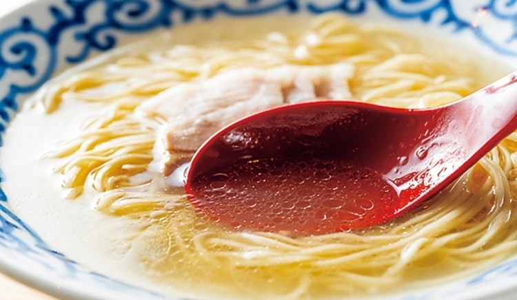 丁寧に血抜き、アク取りを繰り返し、沸騰させずにじっくりと煮出すことで透明なスープができあがる。